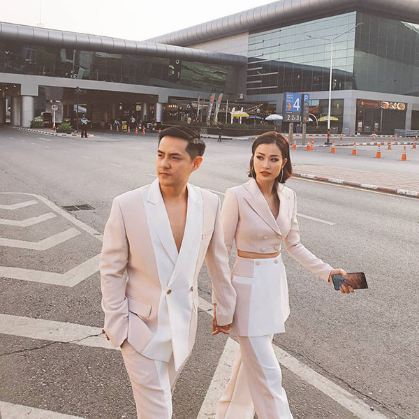 Có ai yêu Đông Nhi nhiều như Ông Cao Thắng: Nàng mải mê livestream, chàng kiên nhẫn ngồi bên cạnh rọi flash