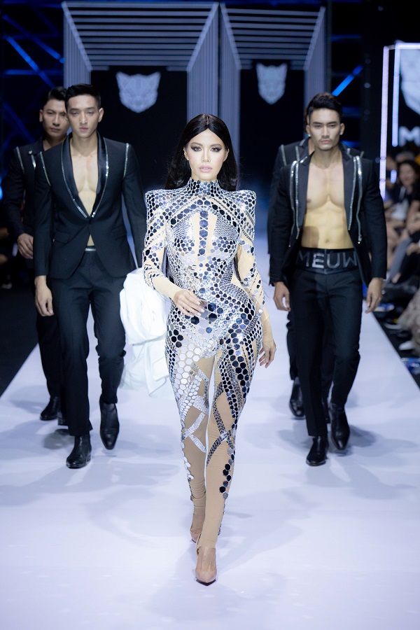 Minh Tú sexy trong show diễn của Chung Thanh Phong Minh Tú sexy trong show diễn của Chung Thanh Phong