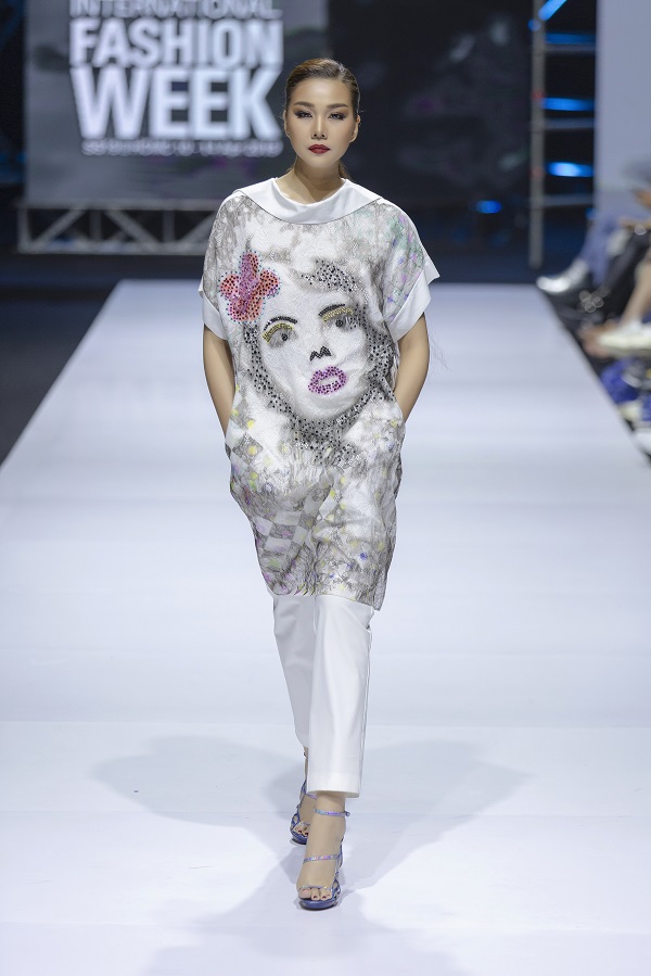 Thanh Hằng khí chất ngút ngàn, khoe chân dài miên man trên sàn diễn