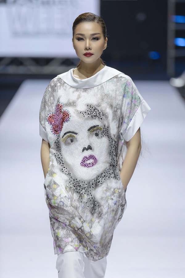 Thanh Hằng khí chất ngút ngàn, khoe chân dài miên man trên sàn diễn