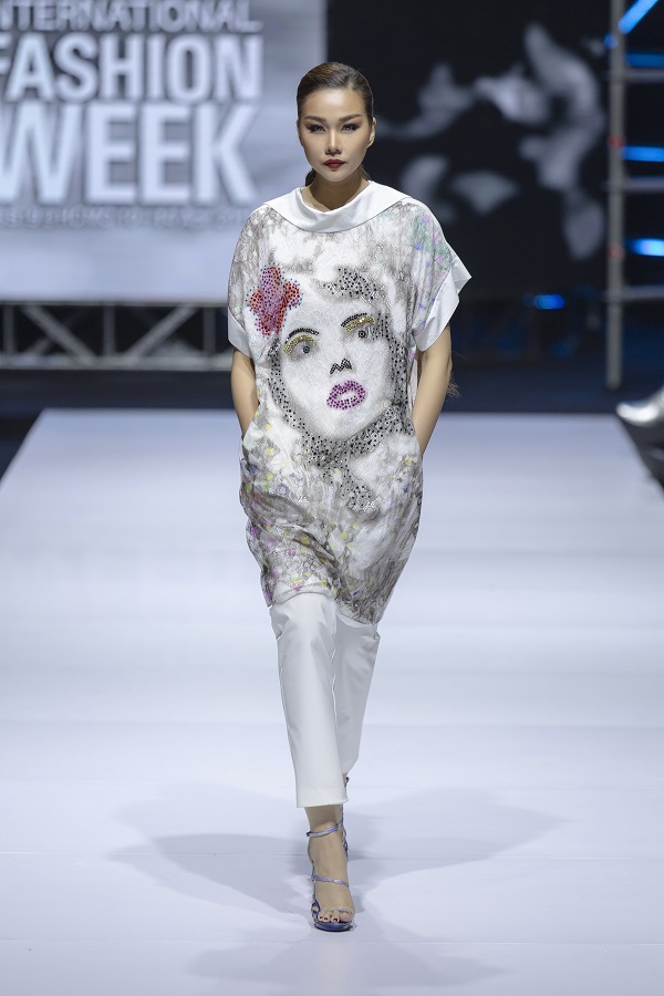 Thanh Hằng khí chất ngút ngàn, khoe chân dài miên man trên sàn diễn