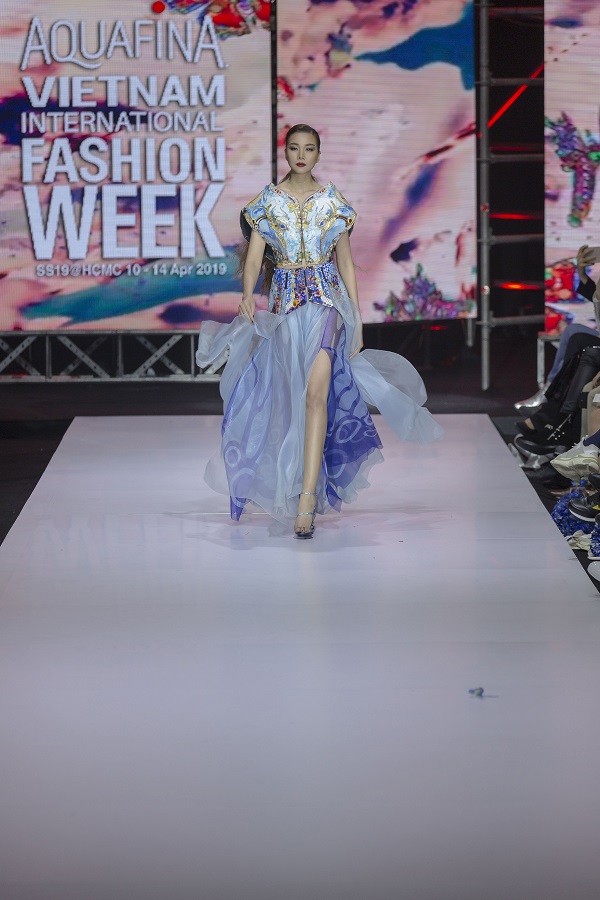 Thanh Hằng khí chất ngút ngàn, khoe chân dài miên man trên sàn diễn