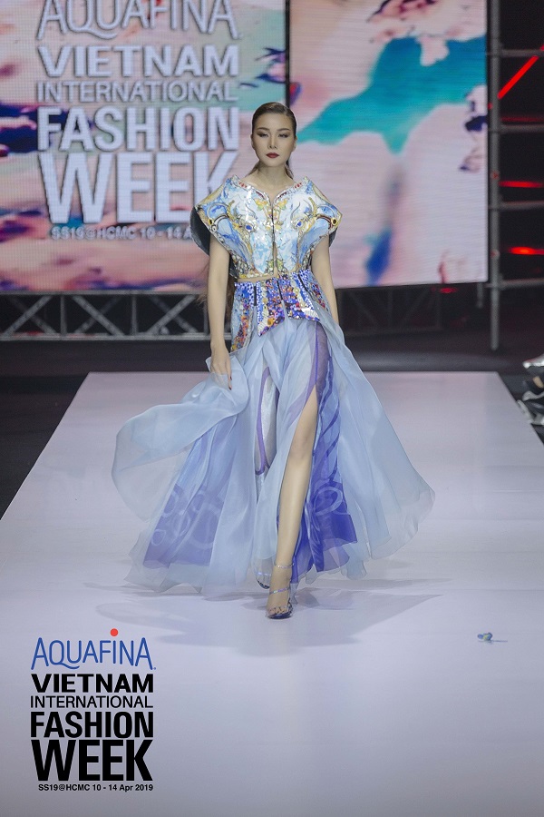 Thanh Hằng khí chất ngút ngàn, khoe chân dài miên man trên sàn diễn