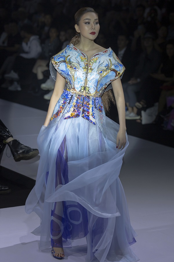 Thanh Hằng khí chất ngút ngàn, khoe chân dài miên man trên sàn diễn