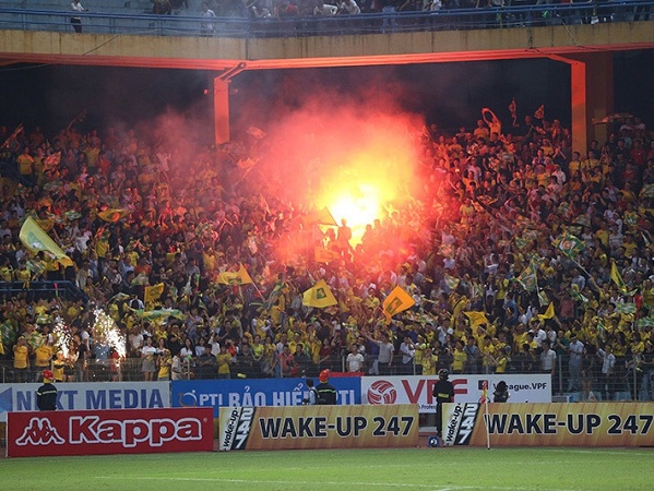 CĐV Nghệ An đốt pháo sáng tại Hàng Đẫy khiến Hà Nội vs SLNA bị phạt nặng