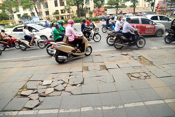 Đá bền 70 năm, 2 năm đã vỡ: Nhiều công ty thích đi lát vỉa hè