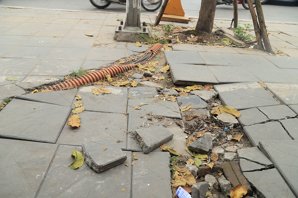 Đá bền 70 năm, 2 năm đã vỡ: Nhiều công ty thích đi lát vỉa hè