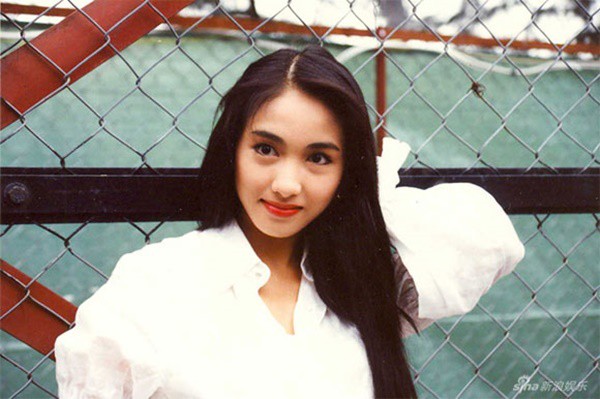 Lê Tư hồi trẻ đẹp thế nào mà Trương Bá Chi phải nói: Ở Hong Kong tôi chỉ thừa nhận cô ấy đẹp hơn tôi