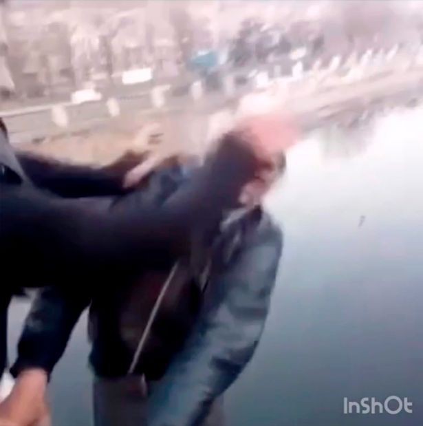 2 thanh niên nghịch dại đẩy người đàn ông lạ mặt xuống sông chỉ để cho vui, ai ngờ lại mang đến kết cục đau đớn