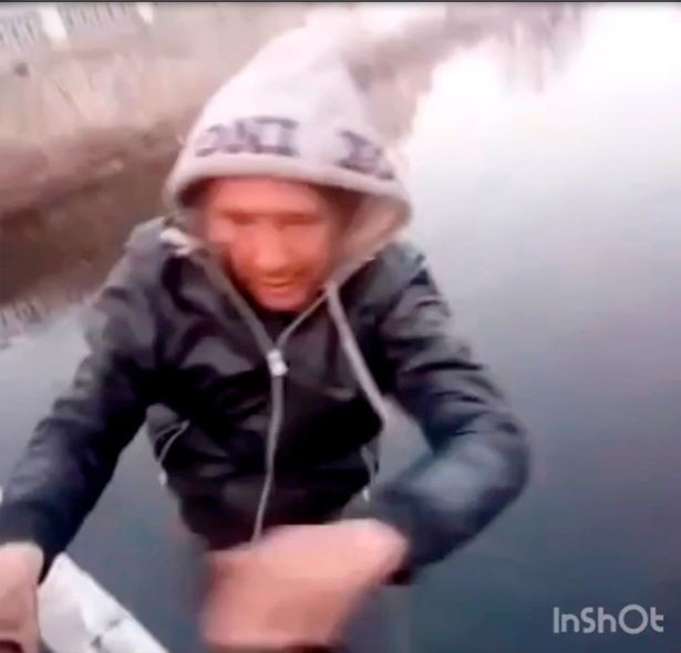 2 thanh niên nghịch dại đẩy người đàn ông lạ mặt xuống sông chỉ để cho vui, ai ngờ lại mang đến kết cục đau đớn