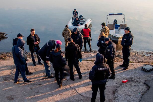 2 thanh niên nghịch dại đẩy người đàn ông lạ mặt xuống sông chỉ để cho vui, ai ngờ lại mang đến kết cục đau đớn