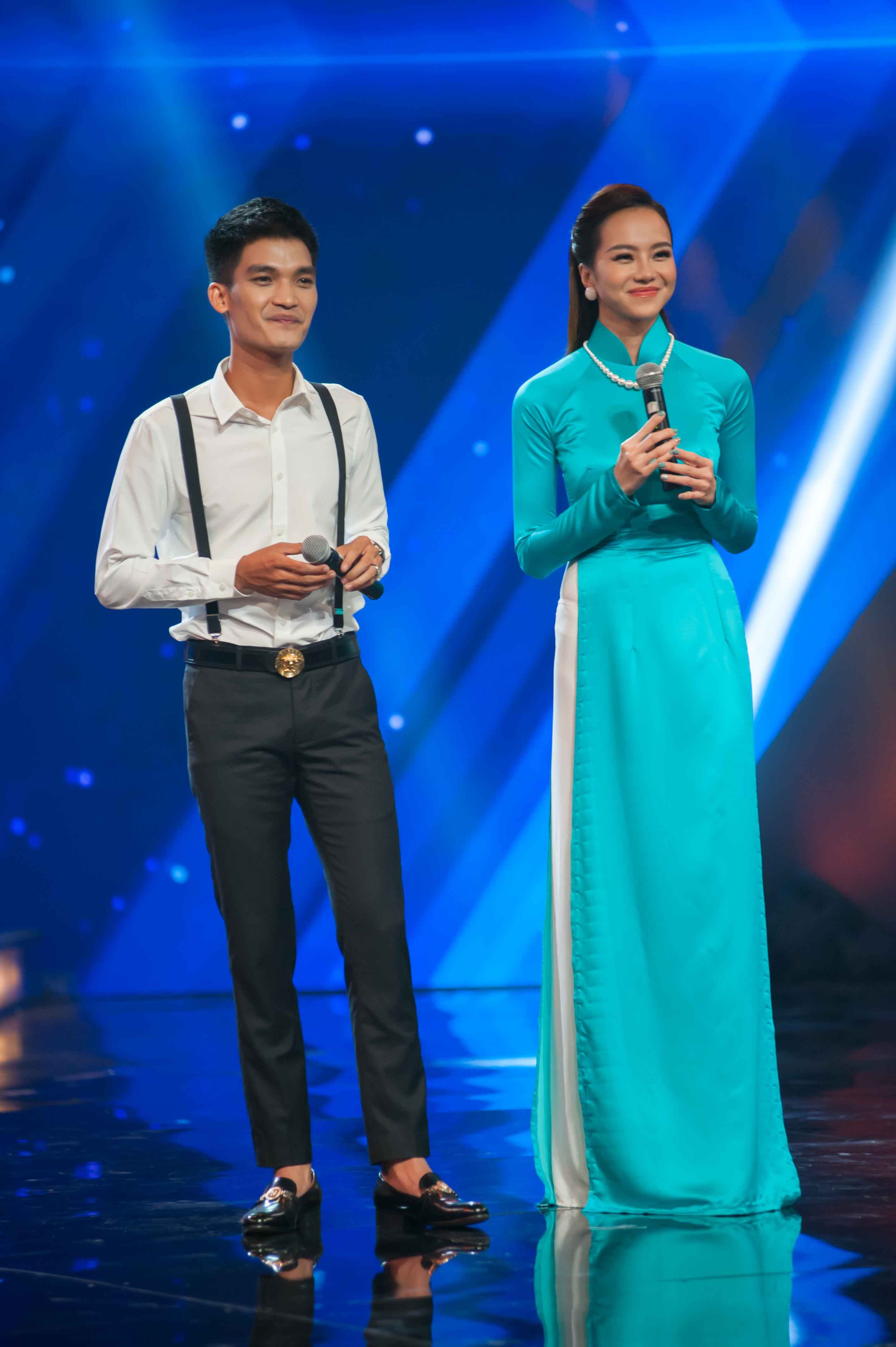 Chí Tài sôi máu khi bị đồng nghiệp tố sợ quạt máy vì dễ bay... tóc giả