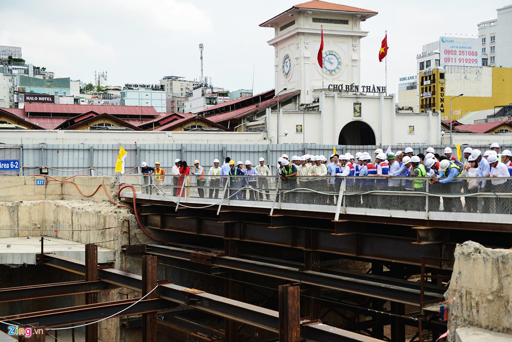Thủ tướng Nguyễn Xuân Phúc xuống ga ngầm thị sát metro số 1 của TP.HCM