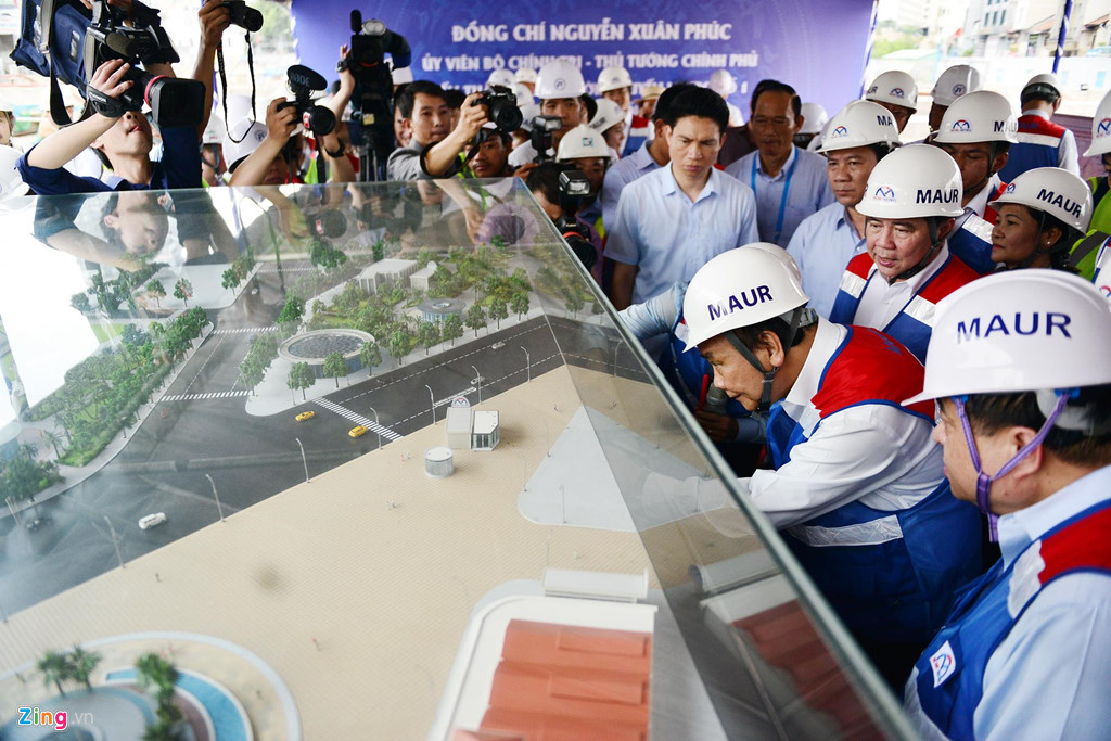 Thủ tướng Nguyễn Xuân Phúc xuống ga ngầm thị sát metro số 1 của TP.HCM