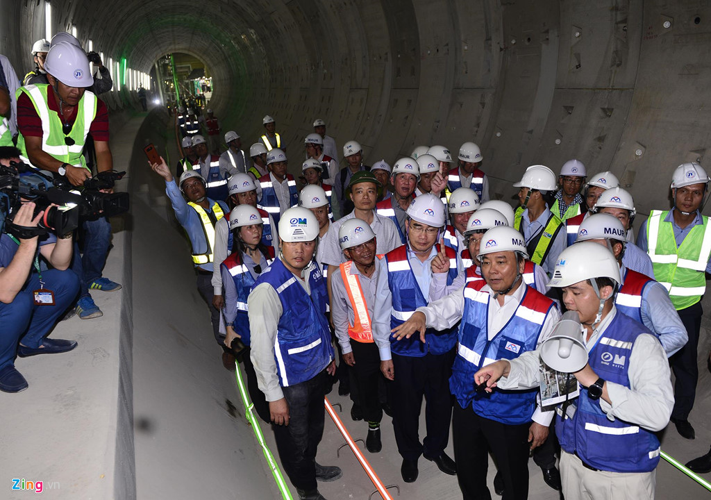 Thủ tướng Nguyễn Xuân Phúc xuống ga ngầm thị sát metro số 1 của TP.HCM