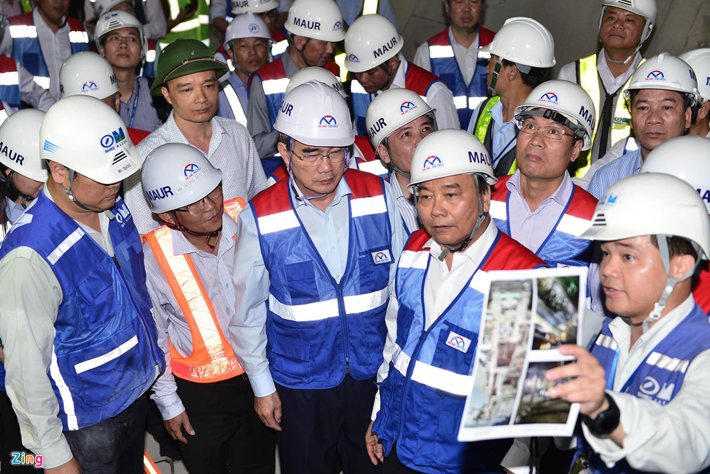 Thủ tướng Nguyễn Xuân Phúc xuống ga ngầm thị sát metro số 1 của TP.HCM