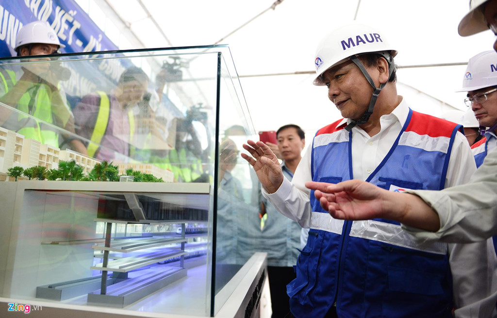 Thủ tướng Nguyễn Xuân Phúc xuống ga ngầm thị sát metro số 1 của TP.HCM