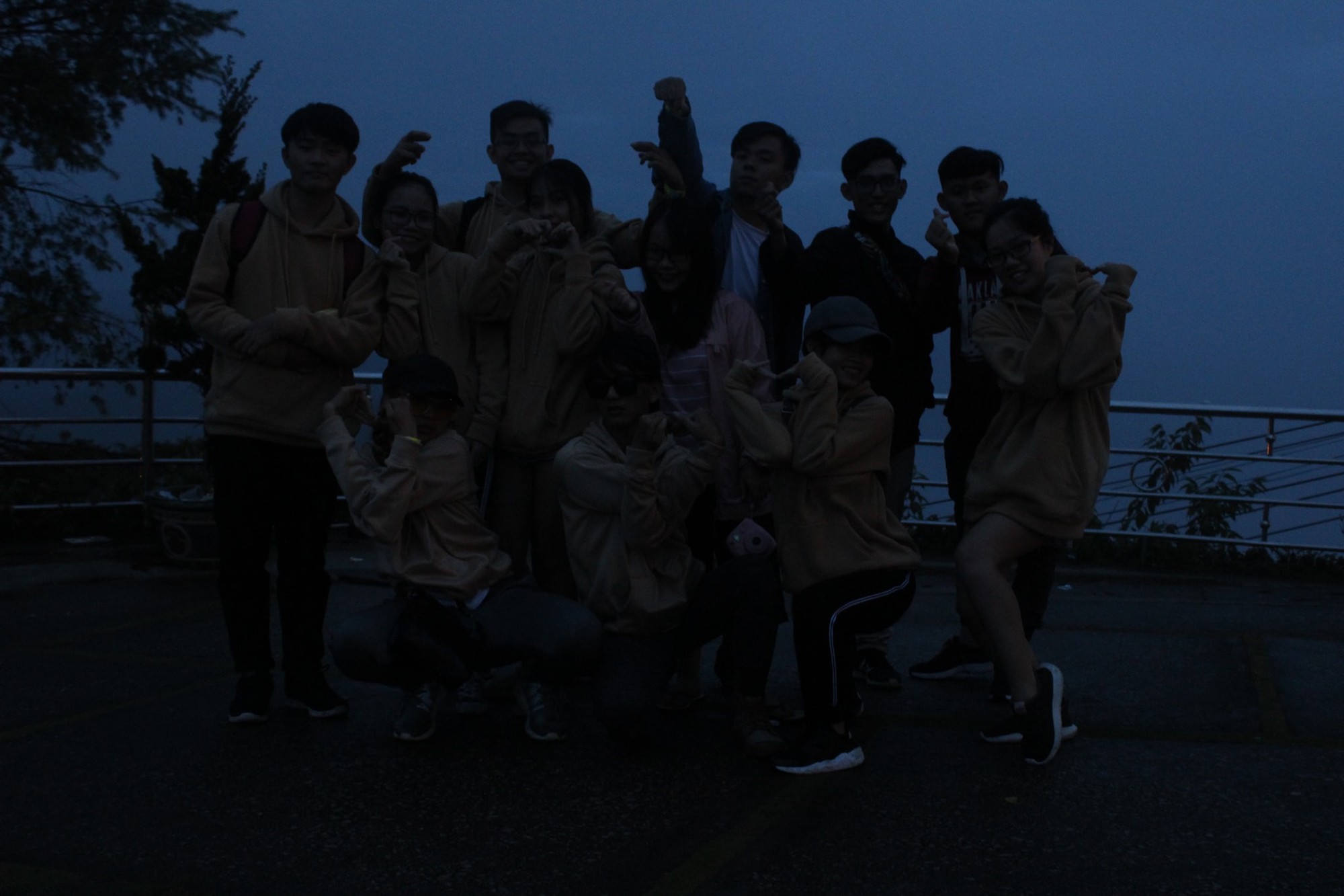 Bức ảnh tập thể chụp ở Sapa chứng minh khi thời tiết quá mịt mù, đừng dại dột cứu sáng bằng flash điện thoại