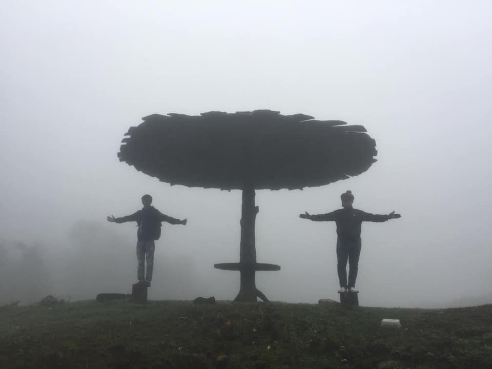 Bức ảnh tập thể chụp ở Sapa chứng minh khi thời tiết quá mịt mù, đừng dại dột cứu sáng bằng flash điện thoại