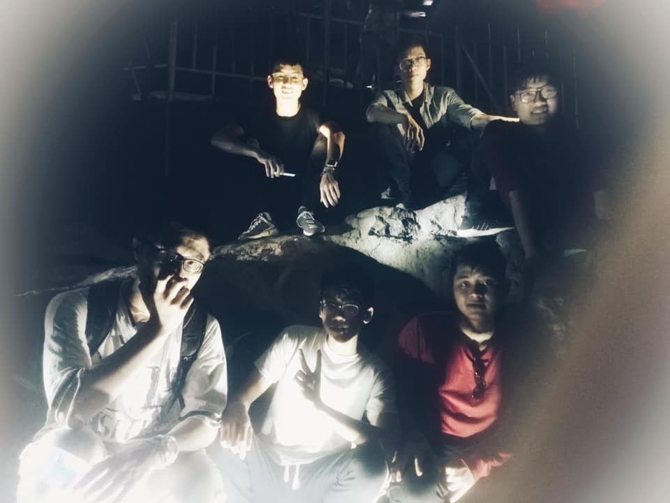 Bức ảnh tập thể chụp ở Sapa chứng minh khi thời tiết quá mịt mù, đừng dại dột cứu sáng bằng flash điện thoại