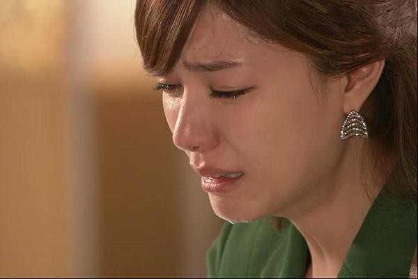 Hơn nửa năm không thấy con gái về quê thăm, vợ chồng tôi lần mò tìm đến phòng trọ thì chết điếng bởi cảnh tượng trước mắt