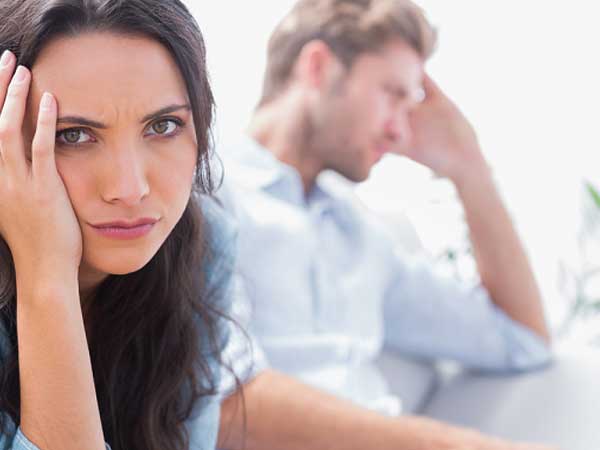 Hơn nửa năm không thấy con gái về quê thăm, vợ chồng tôi lần mò tìm đến phòng trọ thì chết điếng bởi cảnh tượng trước mắt