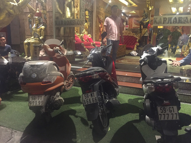 Phúc XO chi gần 1 triệu đồng/ngày thuê xe ô tô màu vàng để di chuyển