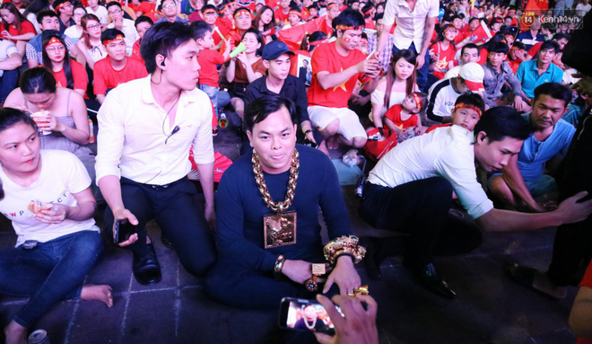 Phúc XO chi gần 1 triệu đồng/ngày thuê xe ô tô màu vàng để di chuyển