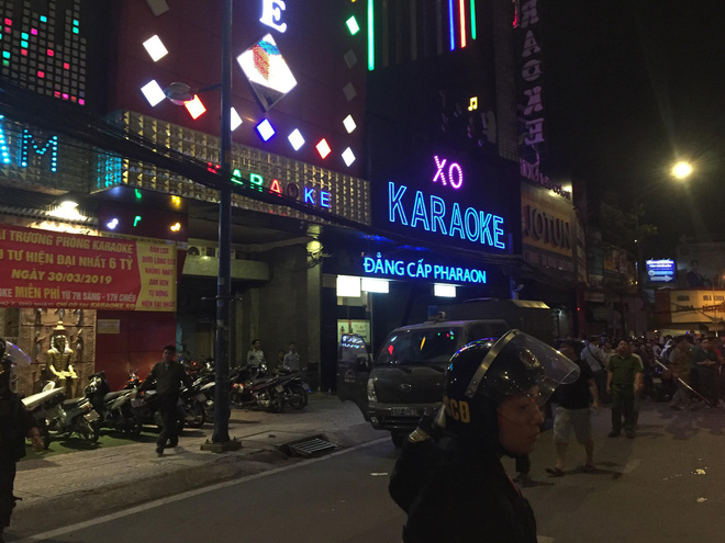 Phúc XO chi gần 1 triệu đồng/ngày thuê xe ô tô màu vàng để di chuyển