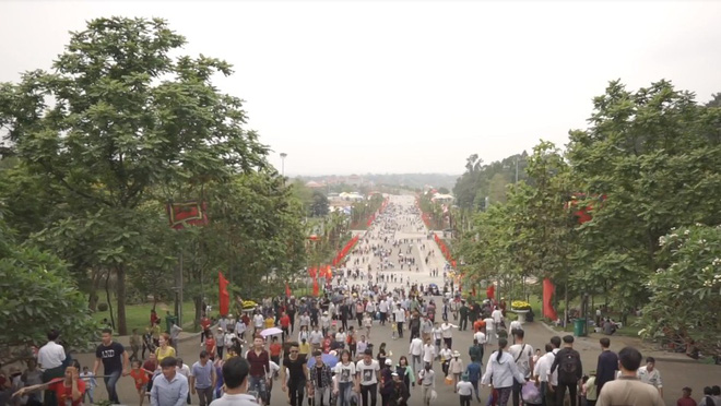 Hàng ngàn người dân nườm nượp kéo về Đền Hùng trong ngày khai hội