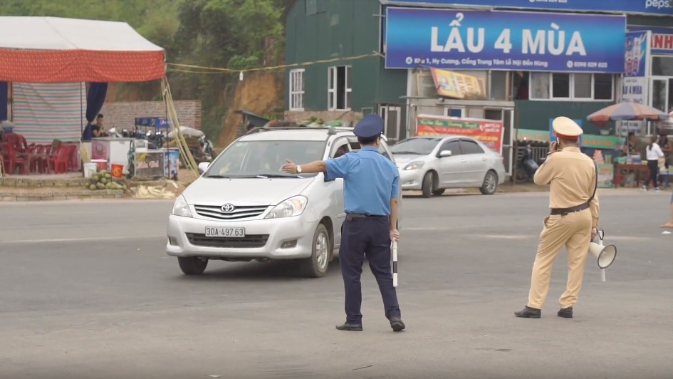 Hàng ngàn người dân nườm nượp kéo về Đền Hùng trong ngày khai hội