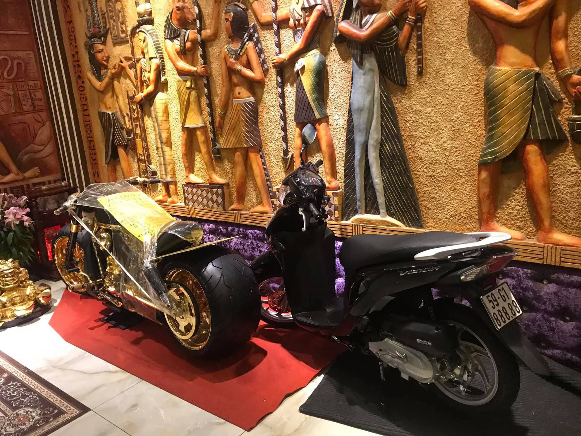 Phúc XO - Người đeo nhiều vàng giả nhất Việt Nam - có dàn xe biển ngũ quý cũng là đồ giả nốt