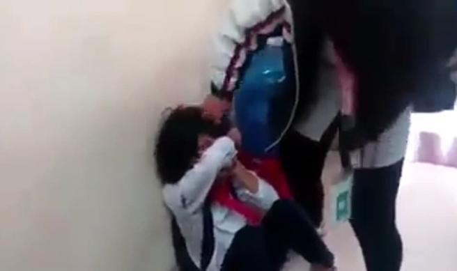 Quảng Ninh: Nữ sinh lớp 7 đánh nhau trong trường, hiệu trưởng và cô giáo chủ nhiệm bị đình chỉ công tác