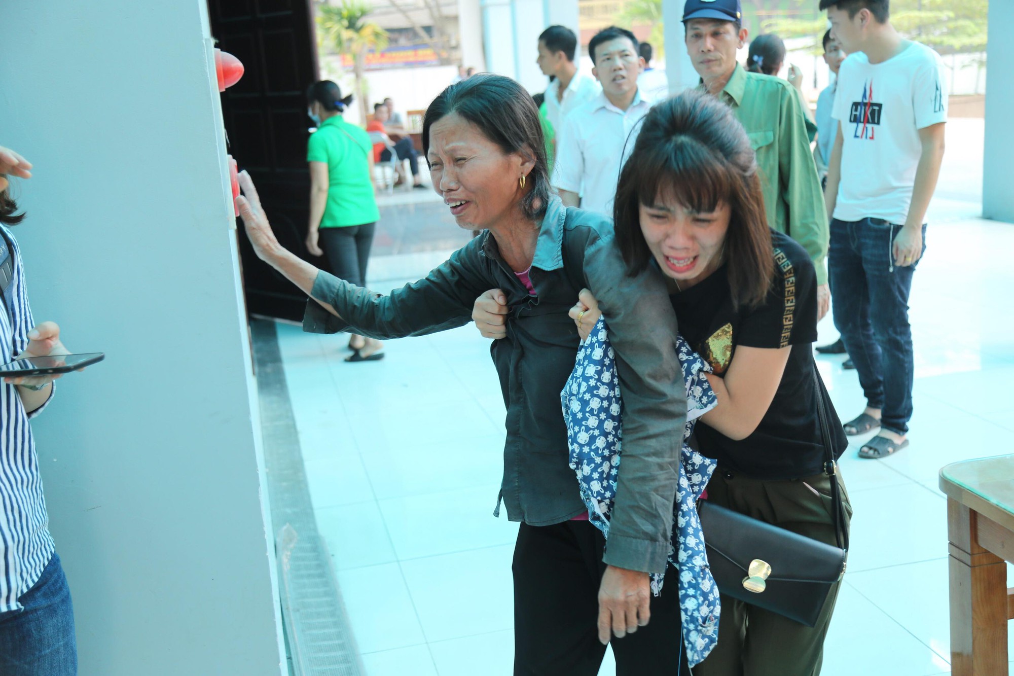 Mẹ đứng không vững, gọi tên con đến lạc giọng tại nhà tang lễ sau vụ hỏa hoạn cướp đi sinh mạng của 8 người