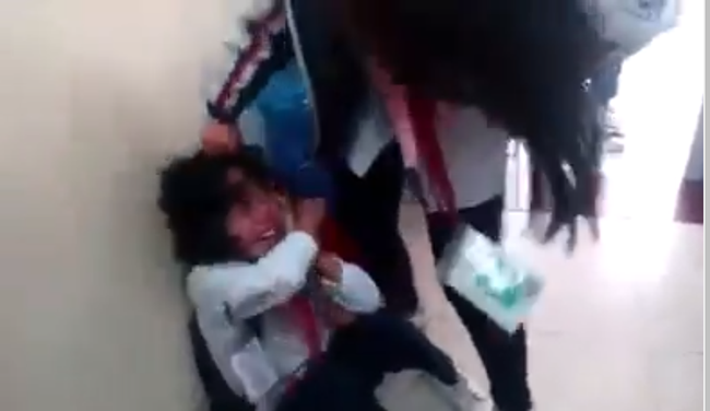 Lại thêm một nữ sinh cấp 2 bị bạn đánh, tát túi bụi ngay trong lớp học, bạn bè xung quanh hò reo cổ vũ ở Quảng Ninh