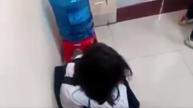 Lại thêm một nữ sinh cấp 2 bị bạn đánh, tát túi bụi ngay trong lớp học, bạn bè xung quanh hò reo cổ vũ ở Quảng Ninh