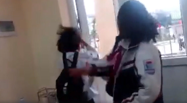 Lại thêm một nữ sinh cấp 2 bị bạn đánh, tát túi bụi ngay trong lớp học, bạn bè xung quanh hò reo cổ vũ ở Quảng Ninh