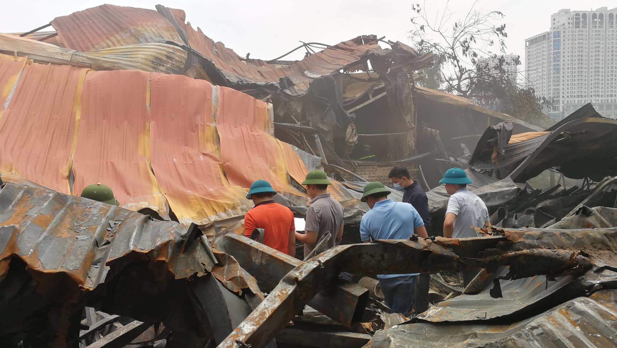 Vụ cháy xưởng ở Trung Văn: Con chưa kịp nhìn mặt cha