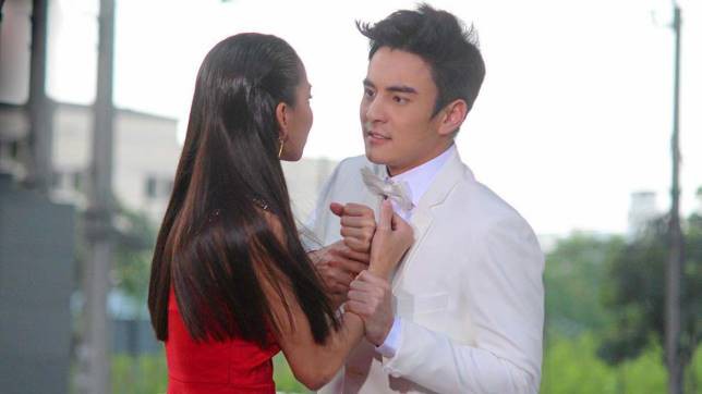 Đêm tân hôn, đang lúc nồng nàn thì chồng bất ngờ đá văng vợ xuống đất, khi biết nguyên nhân vợ chỉ đành quỳ xuống khóc xin tha thứ