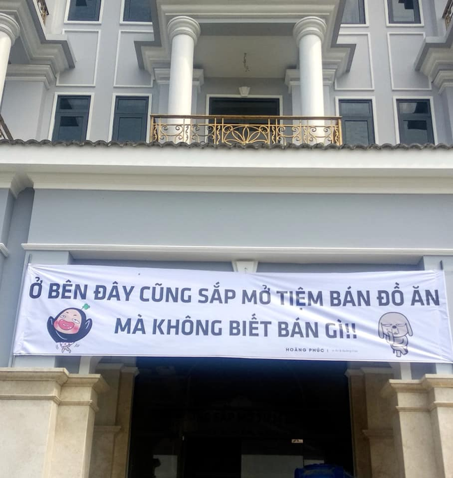 Tấm băng rôn treo trước ngôi nhà khang trang gây tò mò: Ở đây sắp mở cửa tiệm... nhưng chưa biết bán cái gì