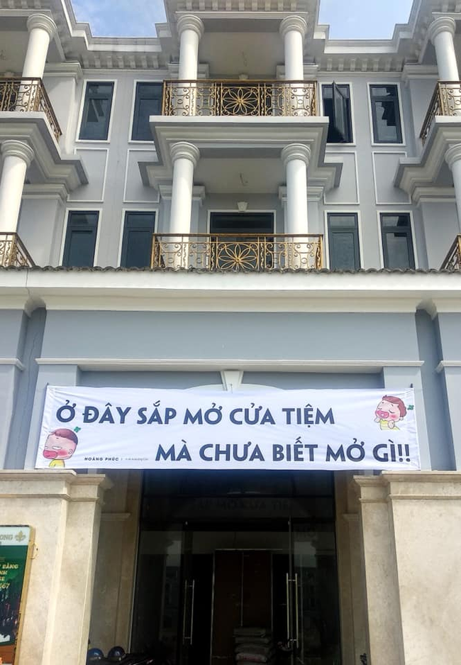 Tấm băng rôn treo trước ngôi nhà khang trang gây tò mò: Ở đây sắp mở cửa tiệm... nhưng chưa biết bán cái gì