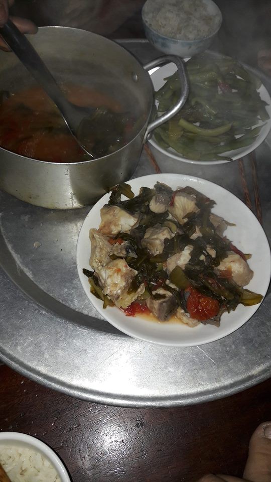 Vợ trẻ ứa nước mắt kể khổ với mâm cơm chồng nấu, chẳng ngờ chị em không đồng cảm mà còn mắng thêm