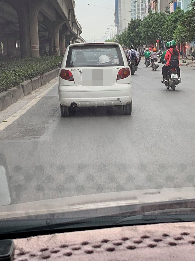 Mẹ để con trai ôm vô lăng ô tô đang lưu thông trên đường, bức ảnh chụp gây phẫn nộ