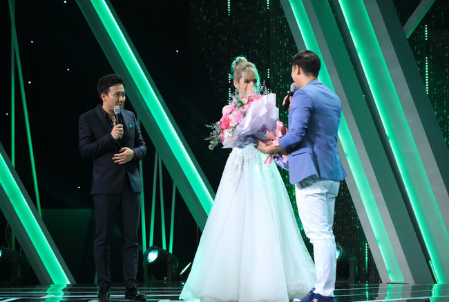 Người ấy là ai? mở màn quá đau tim: Cô gái chọn đúng chàng CEO độc thân duy nhất giữa một rừng sim tím Người ấy là ai? mở màn quá đau tim: Cô gái chọn đúng chàng CEO độc thân duy nhất giữa một rừng sim tím