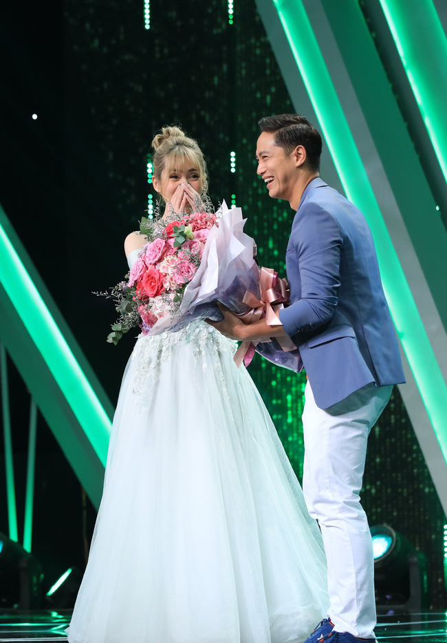 Người ấy là ai? mở màn quá đau tim: Cô gái chọn đúng chàng CEO độc thân duy nhất giữa một rừng sim tím Người ấy là ai? mở màn quá đau tim: Cô gái chọn đúng chàng CEO độc thân duy nhất giữa một rừng sim tím