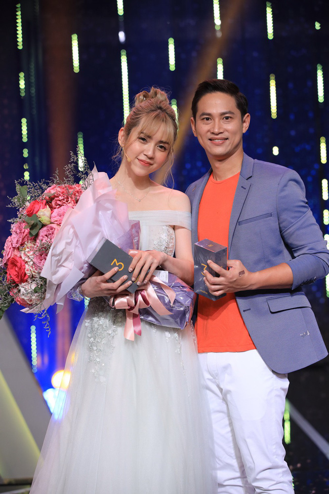 Người ấy là ai? mở màn quá đau tim: Cô gái chọn đúng chàng CEO độc thân duy nhất giữa một rừng sim tím Người ấy là ai? mở màn quá đau tim: Cô gái chọn đúng chàng CEO độc thân duy nhất giữa một rừng sim tím