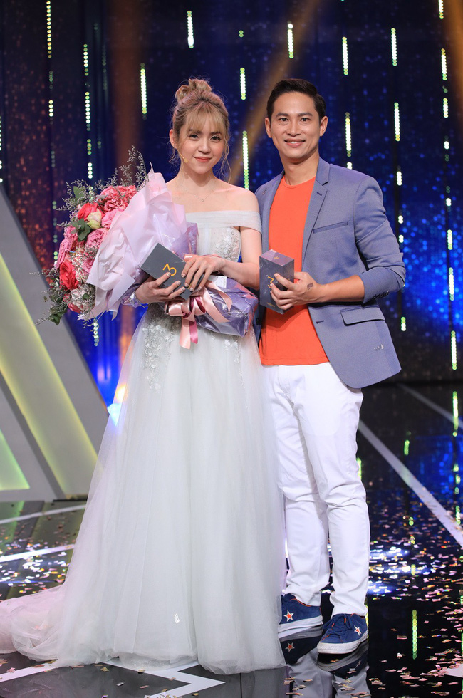 Người ấy là ai? mở màn quá đau tim: Cô gái chọn đúng chàng CEO độc thân duy nhất giữa một rừng sim tím Người ấy là ai? mở màn quá đau tim: Cô gái chọn đúng chàng CEO độc thân duy nhất giữa một rừng sim tím