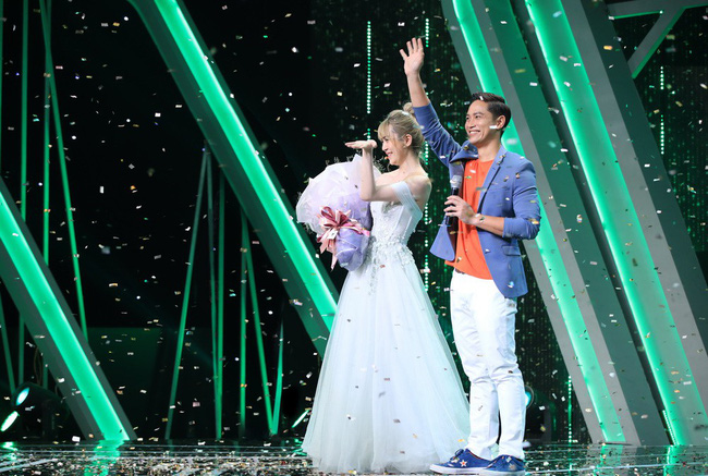 Người ấy là ai? mở màn quá đau tim: Cô gái chọn đúng chàng CEO độc thân duy nhất giữa một rừng sim tím Người ấy là ai? mở màn quá đau tim: Cô gái chọn đúng chàng CEO độc thân duy nhất giữa một rừng sim tím