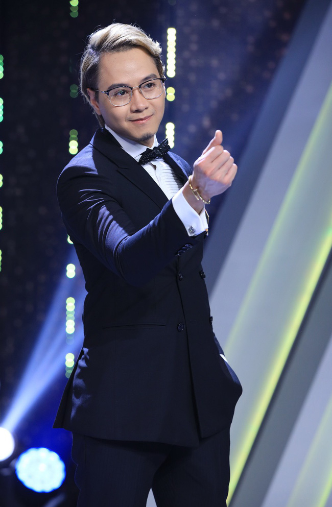 Người ấy là ai? mở màn quá đau tim: Cô gái chọn đúng chàng CEO độc thân duy nhất giữa một rừng sim tím