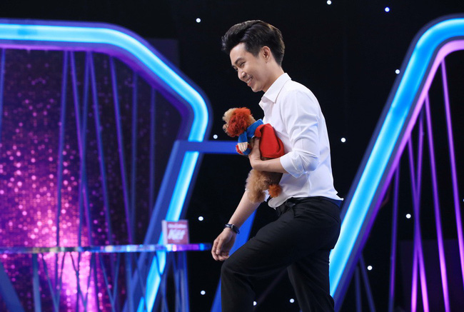 Người ấy là ai? mở màn quá đau tim: Cô gái chọn đúng chàng CEO độc thân duy nhất giữa một rừng sim tím Người ấy là ai? mở màn quá đau tim: Cô gái chọn đúng chàng CEO độc thân duy nhất giữa một rừng sim tím